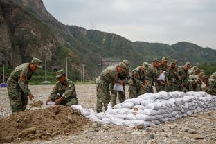 B费本场：点射破门，5脚关键传球，5次对抗0成功，8.5分全场最高